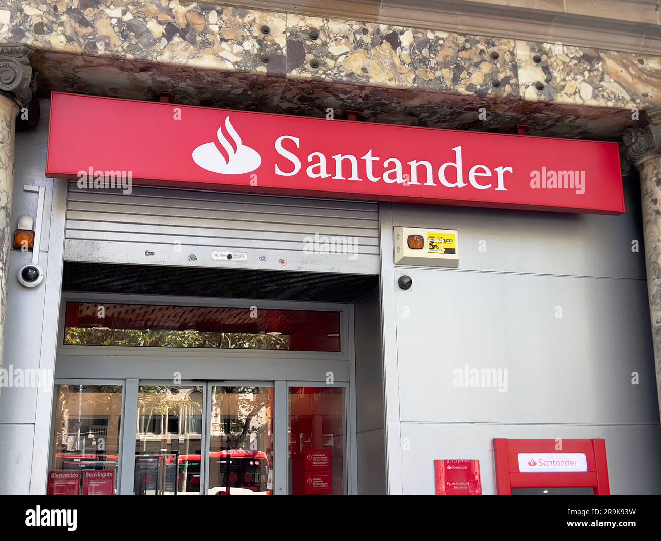 Barcellona, Spagna - 1° maggio 2022. Logo della banca Santander. Santander Group è una multinazionale spagnola di servizi finanziari. Foto Stock