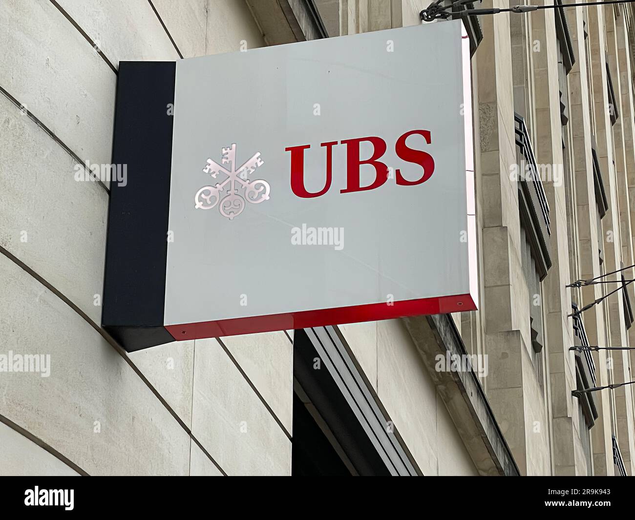 Ginevra, Svizzera - Gennaio 12 2023: Logo bancario UBS a Ginevra. UBS Group AG è una multinazionale di banche d'investimento e società di servizi finanziari. Foto Stock