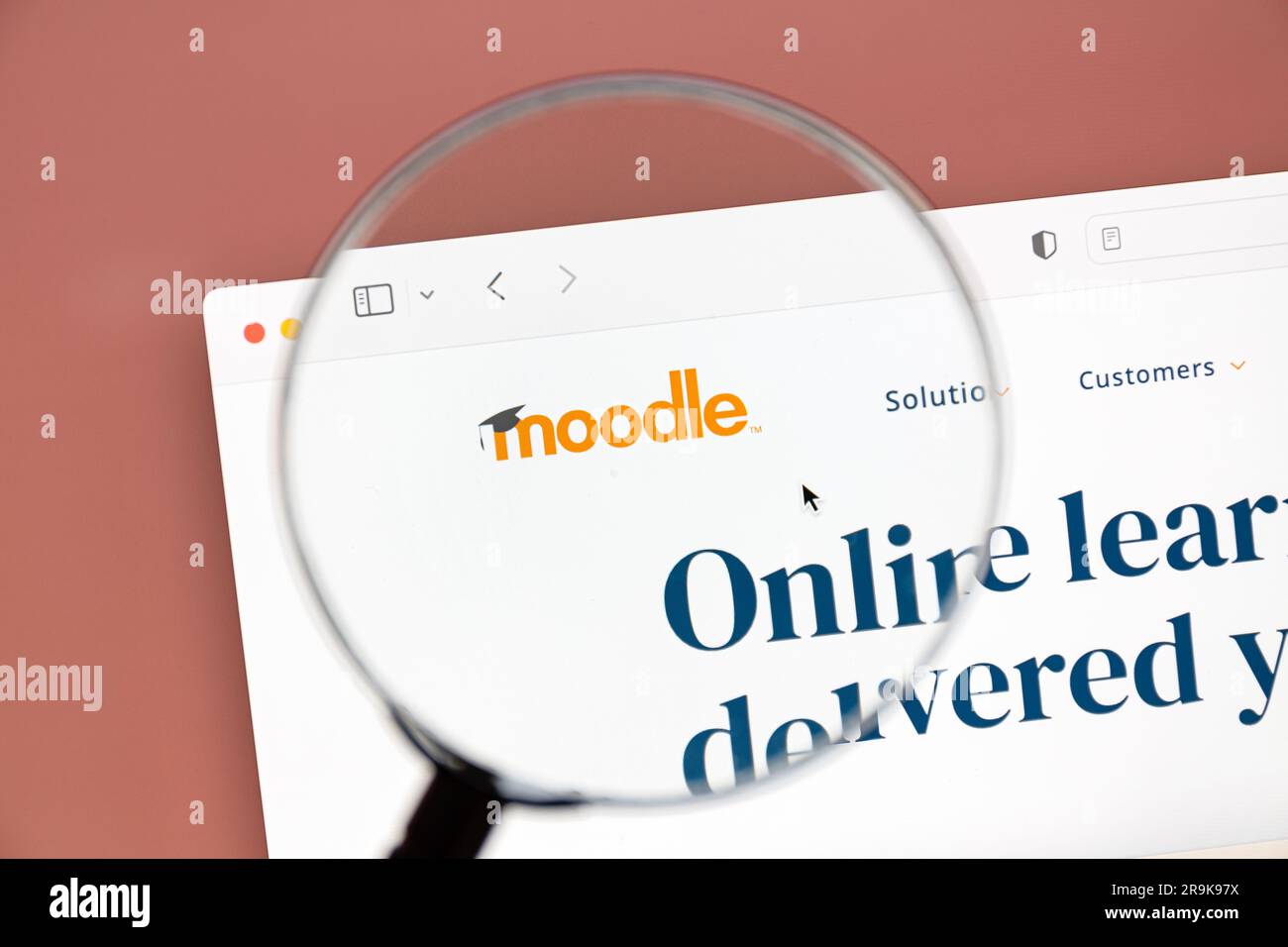 Ostersund, Svezia - Mars 17 2023: Sito web Moodle su schermo di un computer. Moodle è un sistema di gestione dell'apprendimento gratuito e open source. Foto Stock