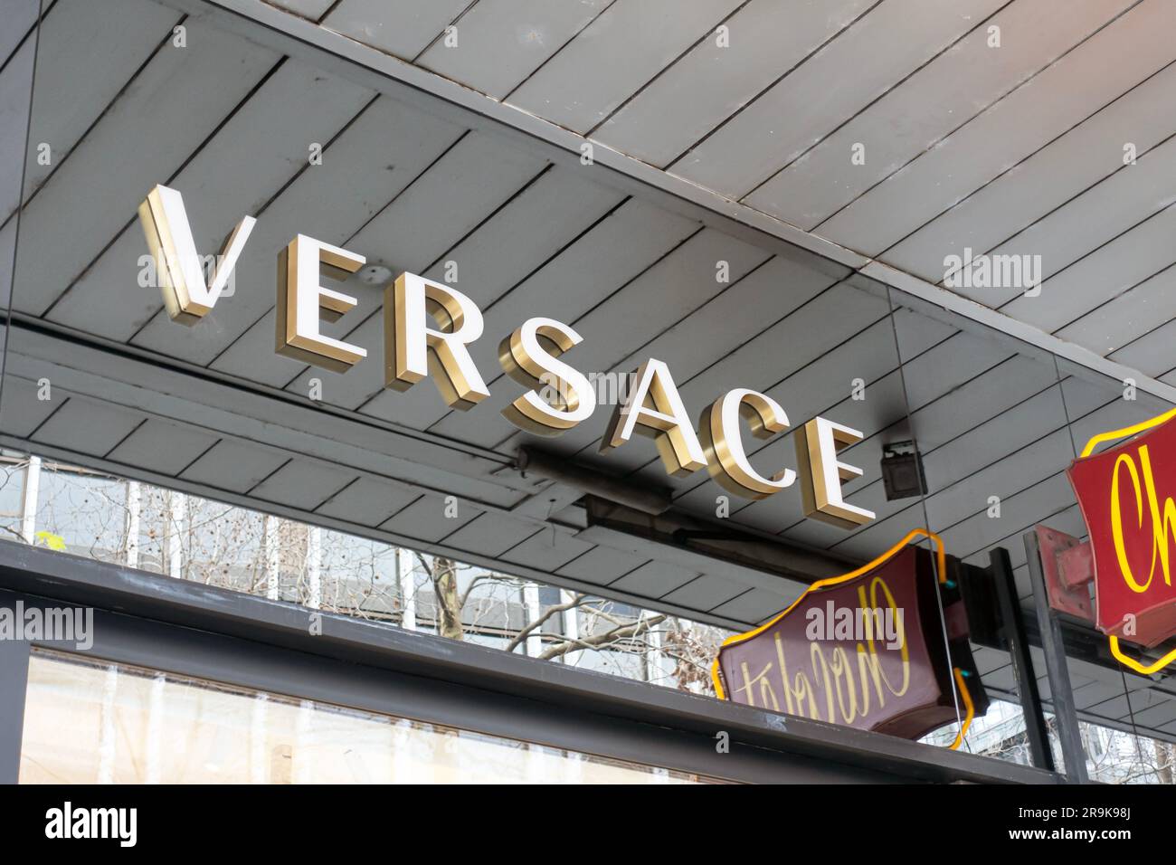 Ginevra, Svizzera - 14 gennaio 2023: Logo del negozio Versace. Versace è un'azienda italiana di moda di lusso. Foto Stock