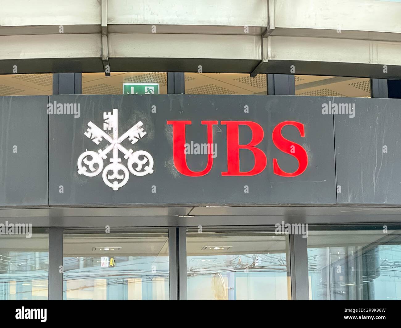 Ginevra, Svizzera - Gennaio 12 2023: Logo bancario UBS a Ginevra. UBS Group AG è una multinazionale di banche d'investimento e società di servizi finanziari. Foto Stock