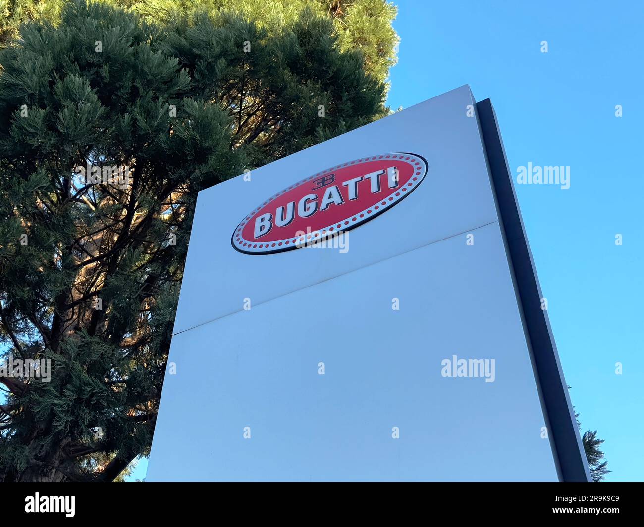 Ginevra, Svizzera - 15 gennaio 2023: Logo Bugatti. Automobiles Ettore Bugatti era un produttore tedesco e francese di auto ad alte prestazioni Foto Stock