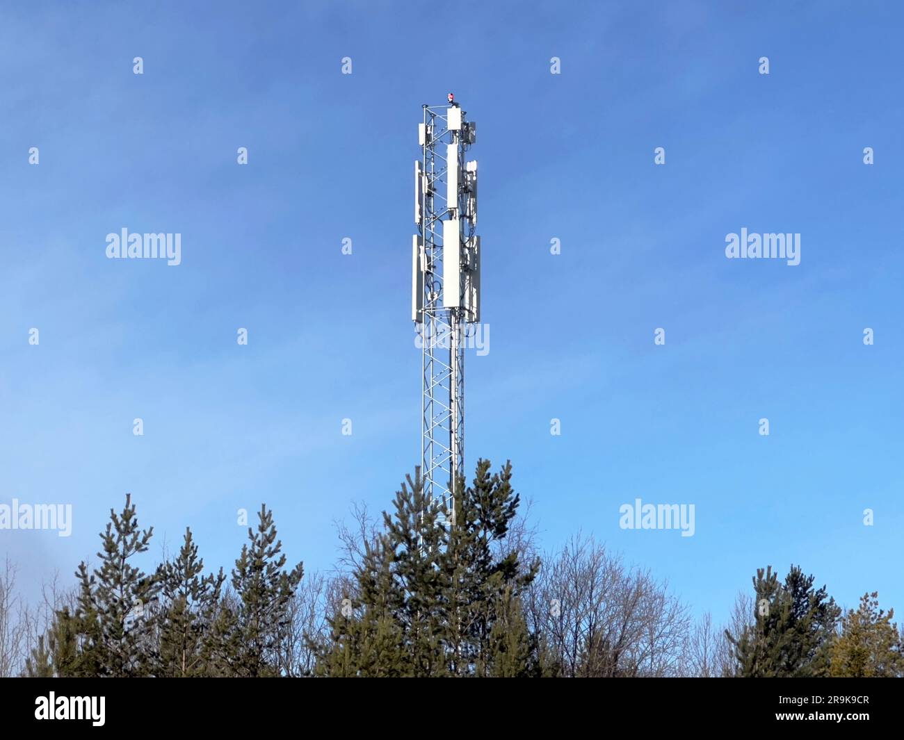 Torre di telecomunicazione e sfondo blu cielo. Foto Stock