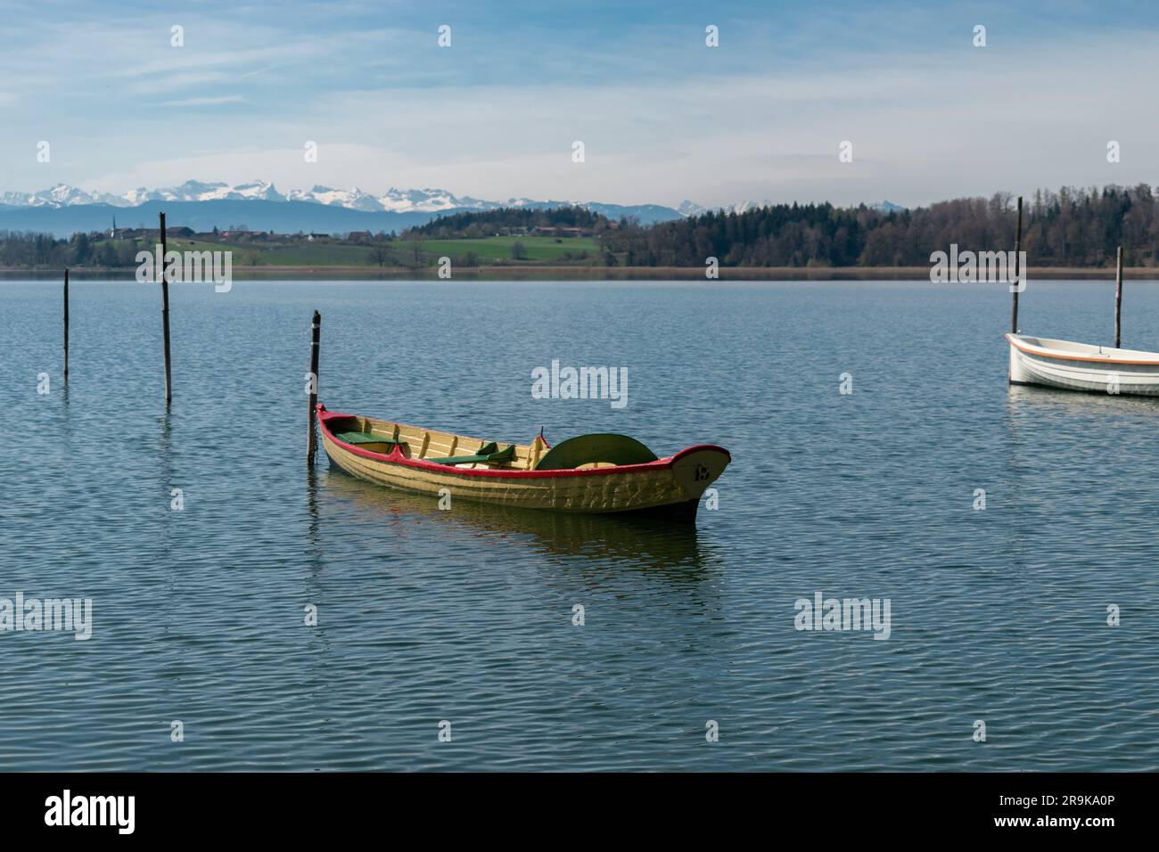 Pfaeffikon, Cantone Zurigo, Svizzera, 10 aprile 2023 piccole imbarcazioni stanno alla deriva sulla superficie del lago Pfaeffikersee Foto Stock