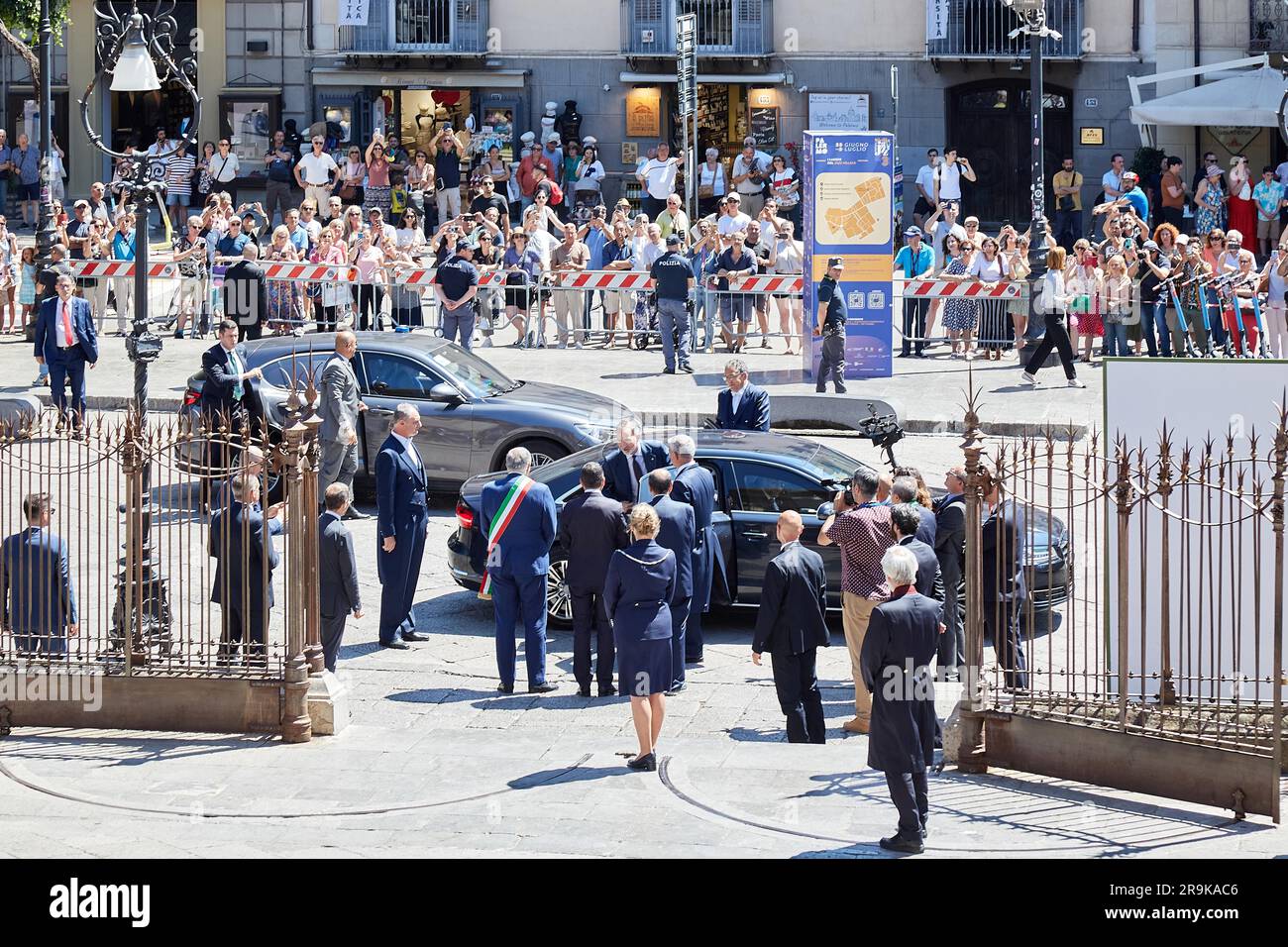 Palermo, Sicilia, Italia. 27 giugno 2023. I Capi di Stato d'Italia, Portogallo e Spagna a Palermo, Sicilia, parlano di "innovazione nella finanza sostenibile”. "Innovazione nella finanza sostenibile": Questo è il tema centrale del XVI Simposio COTEC Europa, l'incontro istituzionale annuale tra le fondazioni per l'innovazione di Italia, Portogallo e Spagna. Il Teatro massimo di Palermo ospita martedì 27 giugno l'evento alla presenza del Presidente della Repubblica Italiana, Sergio Mattarella, del Re di Spagna, Felipe vi e del Presidente della Repubblica portoghese, Marcelo Rebelo de so Foto Stock