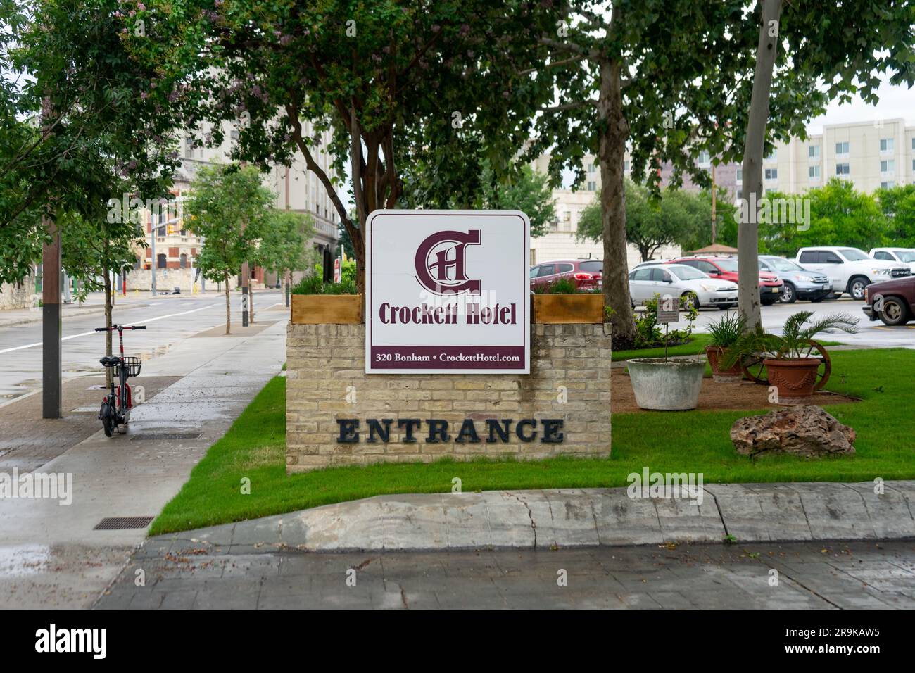 San Antonio, Texas, USA – 9 maggio 2023: Indicazione stradale per l'ingresso del Crockett Hotel a San Antonio, Texas. Foto Stock