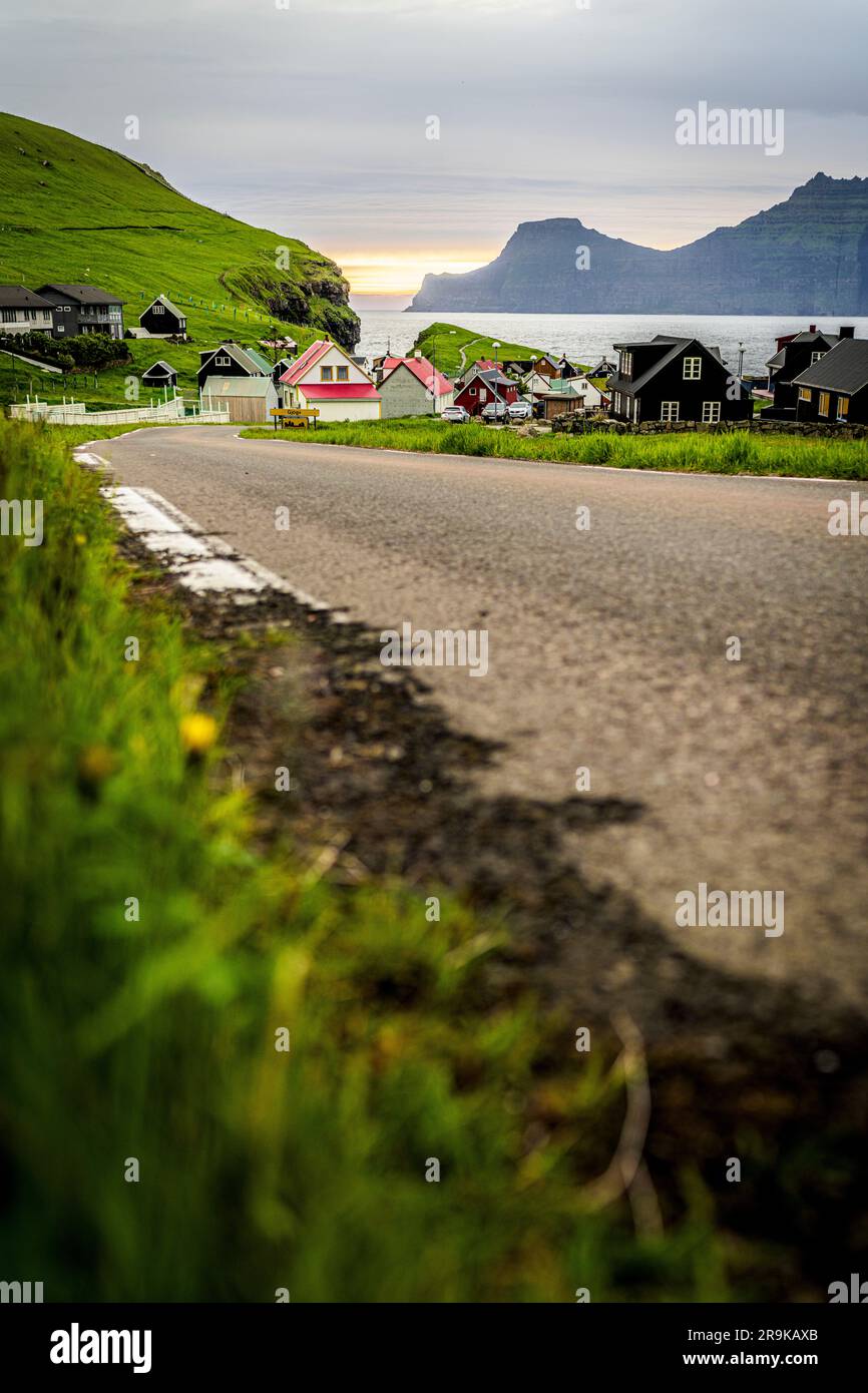 Strada rettilinea vuota verso il villaggio di pescatori di Gjogv, l'isola di Eysturoy e le isole Faroe Foto Stock