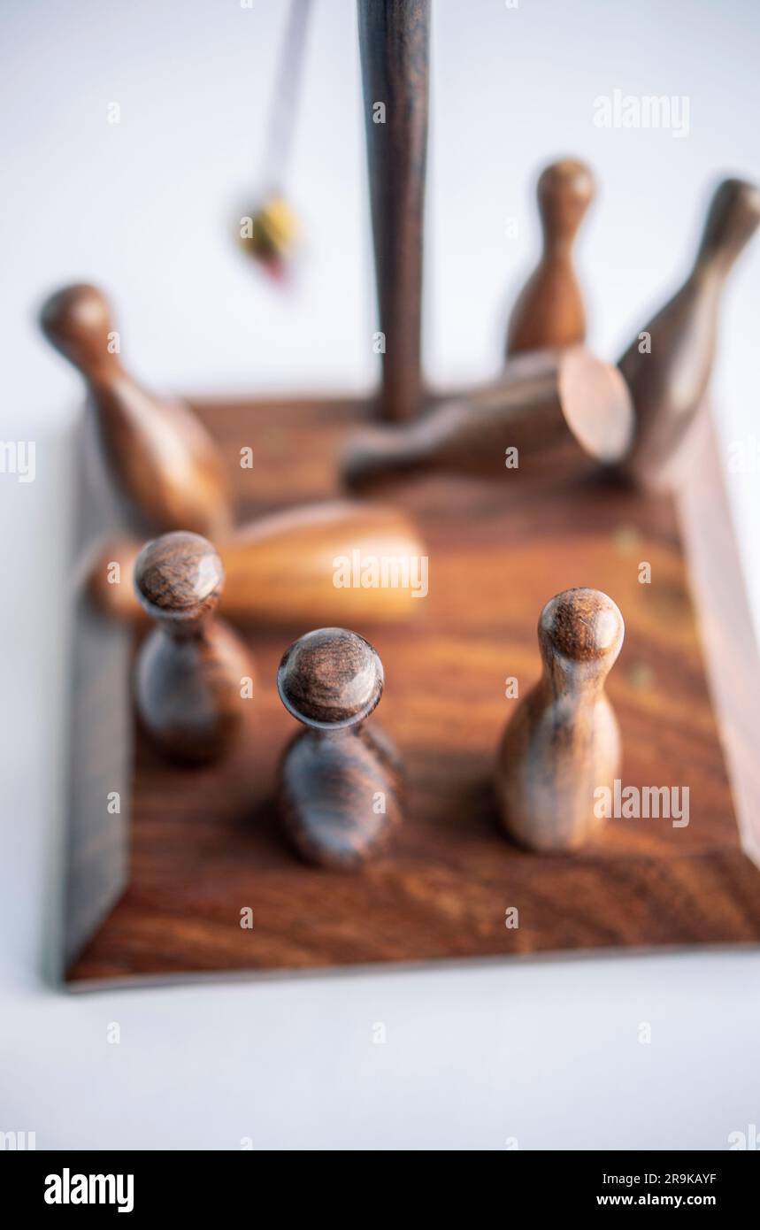 Mini bar con giochi di birilli in azione Foto Stock