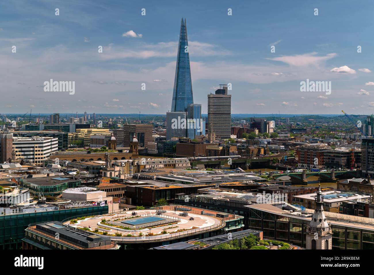 Panorama aereo della città di Londra con i grattacieli. Splendida giornata di sole con un cielo un po' nuvoloso. Foto Stock