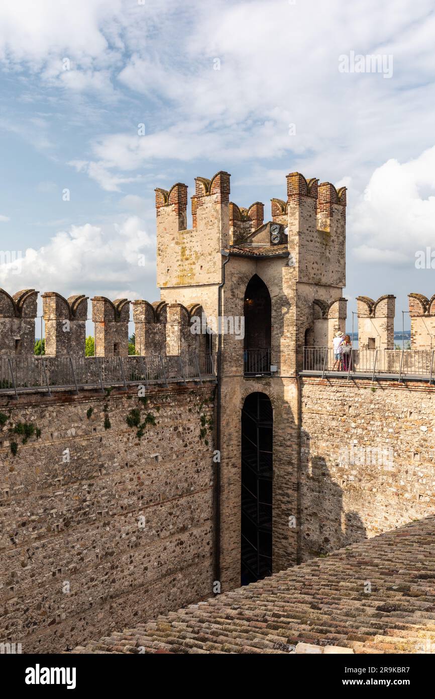 Mura del Castello Scaligero di Sirmione viste dall'interno. Una fortezza di riferimento a Sirmione, Lago di Garda, Italia, Europa Foto Stock