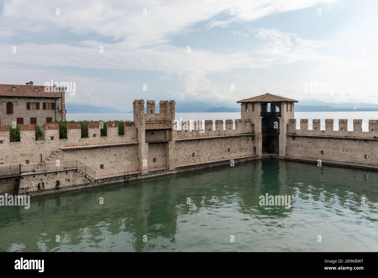 Il Molo di Castello Scaligero di Sirmione, fortezza simbolo di Sirmione, Lago di Garda, Italia, Europa Foto Stock