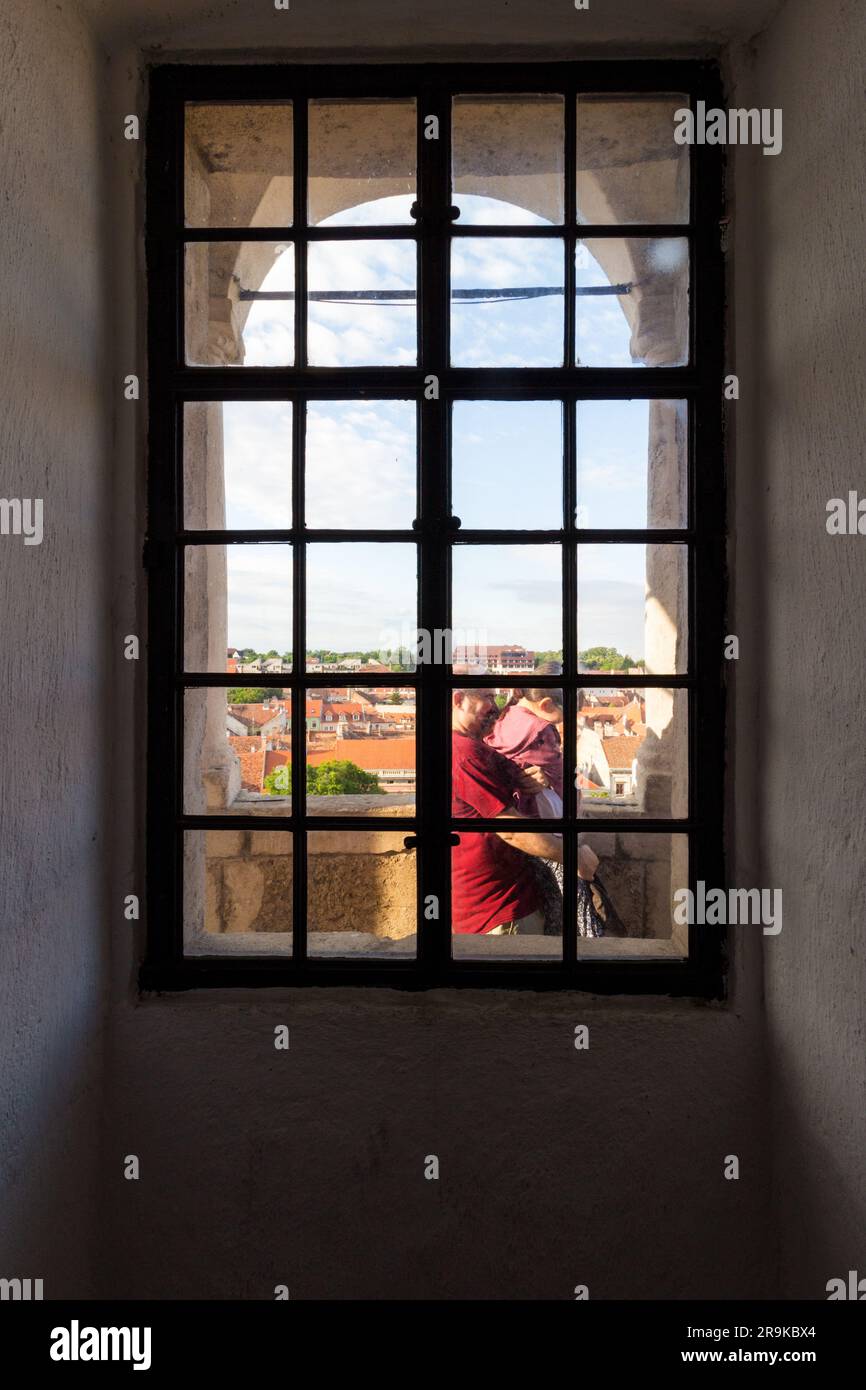 Guardando fuori dalla finestra della Firewatch Tower, Sopron, Ungheria Foto Stock
