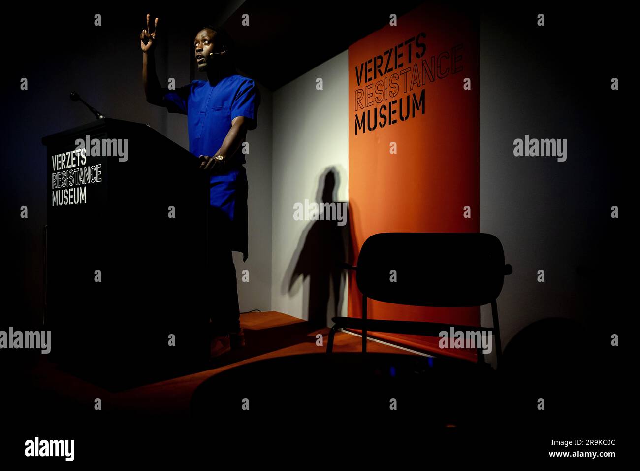 AMSTERDAM - 27/06/2023, il rapper e lo scrittore Akwasi si sentono emotivi dopo la conferenza annuale di Anton de Kom al Museo della resistenza di Amsterdam. La conferenza richiama l'attenzione sulla lotta contro l'intolleranza e la discriminazione, sulla storia dei gruppi minoritari e sulla loro posizione nei Paesi Bassi. ANP ROBIN VAN LONKHUIJSEN paesi bassi Out - belgio Out Foto Stock