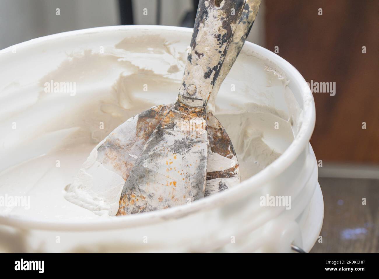 Lavori con spatola composta da parete scintillante ristrutturazione di interni di costruzione a mano umana Foto Stock