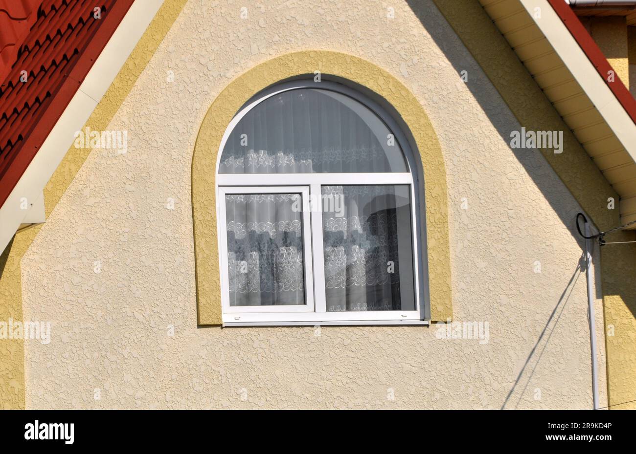 Vista e progettazione di una finestra in metallo-plastica dall'esterno Foto Stock