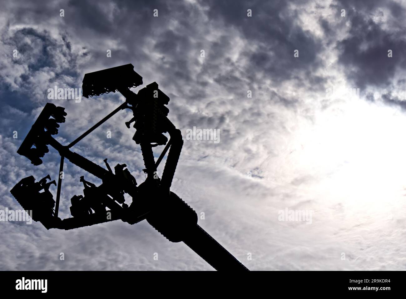 Silhouette di un'altalena su Prater Foto Stock
