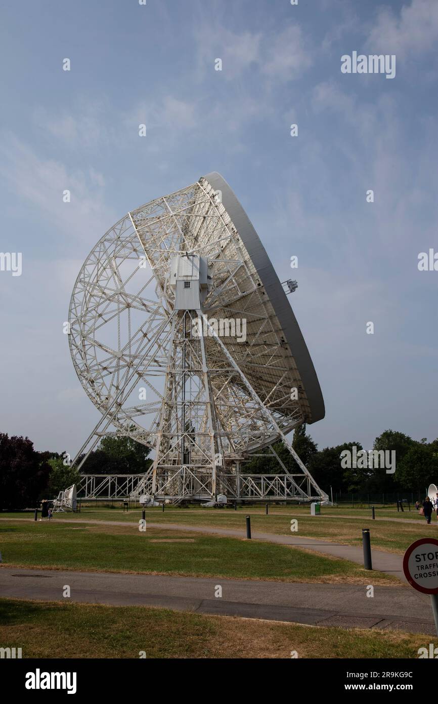 Una veduta dell'enorme radio-telescopio Lovell da 76 metri presso la banca Jodrell sulla Cheshire Plain che rileva le onde radio da fonti astronomiche Foto Stock