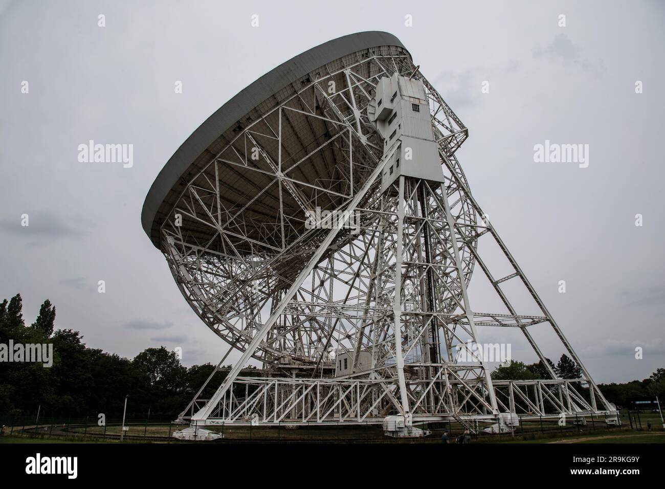 Vista del profilo dell'enorme radio-telescopio Lovell da 76 metri presso la banca Jodrell nel Cheshire che rileva le onde radio provenienti da fonti astronomiche Foto Stock