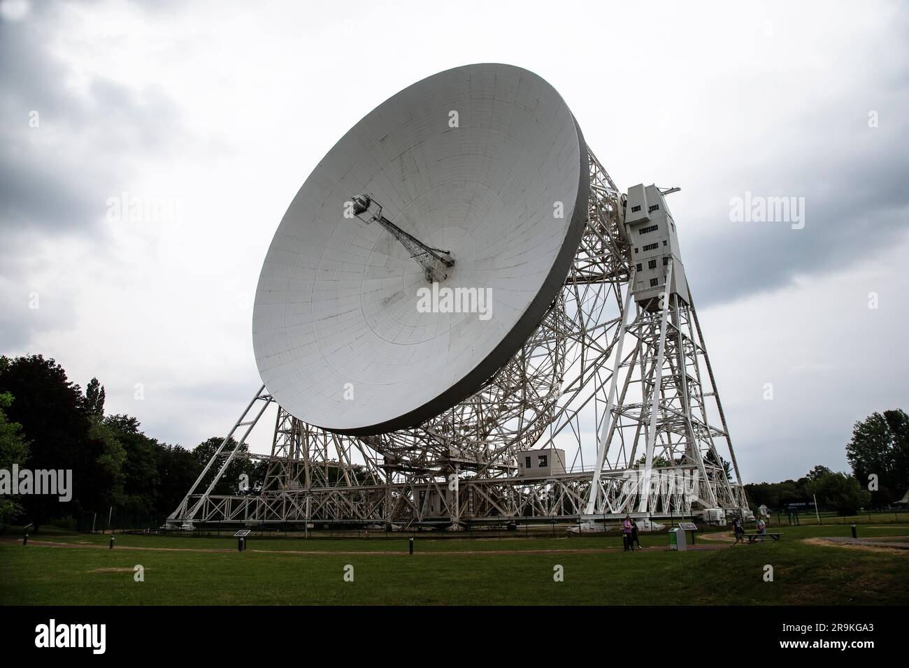 Vista dell'enorme piatto da 76 metri del radiotelescopio Lovell presso il centro di ricerca astronomica Jodrell Bank per l'astrofisica nel Cheshire, Inghilterra, Regno Unito. Foto Stock