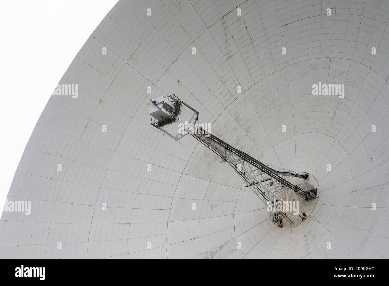 L'amplificatore antenna e il ricevitore al centro della piastra riflettente da 76 metri sul radiotelescopio Lovell presso il centro astrofisico Jodrell Bank Foto Stock