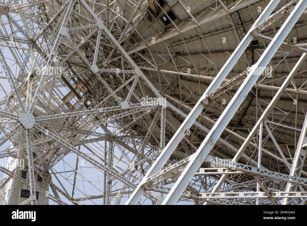 Vista della complessa struttura a reticolo in acciaio dell'enorme radiotelescopio Lovell con piastra girevole da 76 metri presso Jodrell Bank, Cheshire, Regno Unito Foto Stock