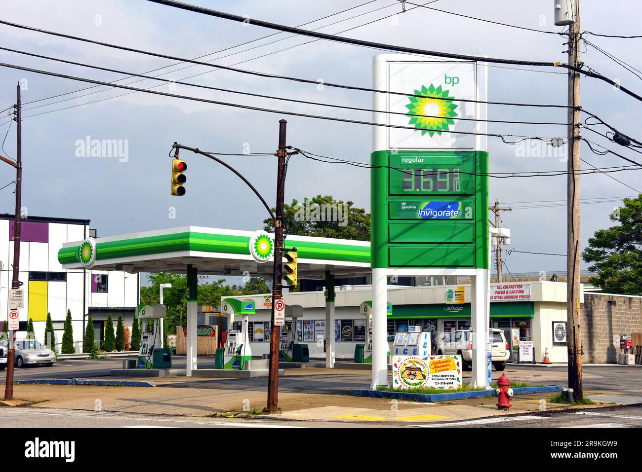 Pittsburgh, PA, USA - 20 maggio 2023: Stazione di servizio BP a Pittsburgh. La British Petroleum Company è un'importante compagnia petrolifera e del gas che opera nel settore dei sever Foto Stock