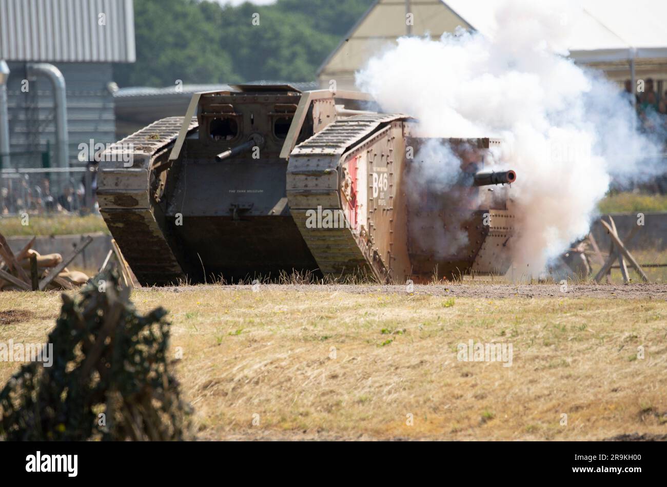 British Army WW i Mark IV male Replica carro armato costruito per il film War Horse. Re-enactment, Tankfest 2023, Bovington, Regno Unito Foto Stock