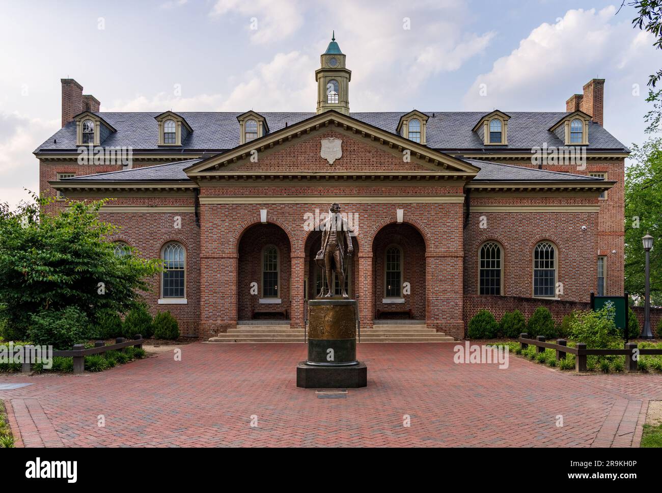 Statua di James Monroe di fronte a Tucker Hall al William and Mary College di Williamsburg, Virginia Foto Stock