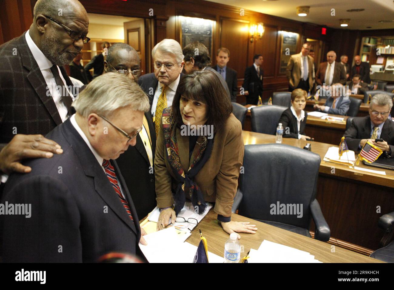 Rappresentanti dell'Indiana, da sinistra a destra, Pat Bauer, Charlie Brown, John Bartlett, Winn Moses e Linda Lawson discutono le loro preoccupazioni circa il voto dopo che la legislazione sul diritto al lavoro è stata approvata durante un voto alla camera dei rappresentanti dell'Indiana. Foto Stock