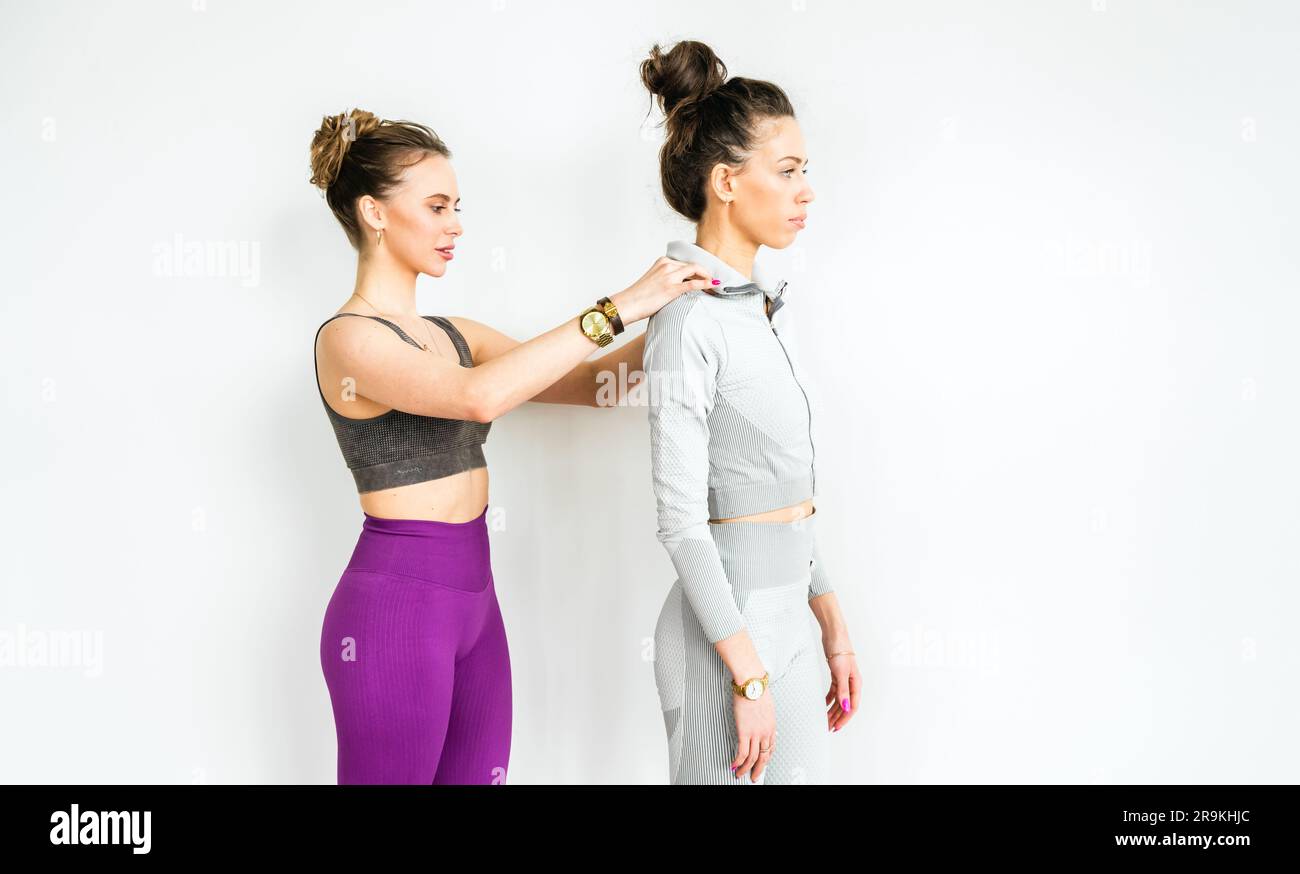 Esercizi per postura, schiena liscia, colonna vertebrale. Allenamenti femminili con allenatore di yoga. Lezioni private con personal trainer e istruttore di fitness. Wo Foto Stock