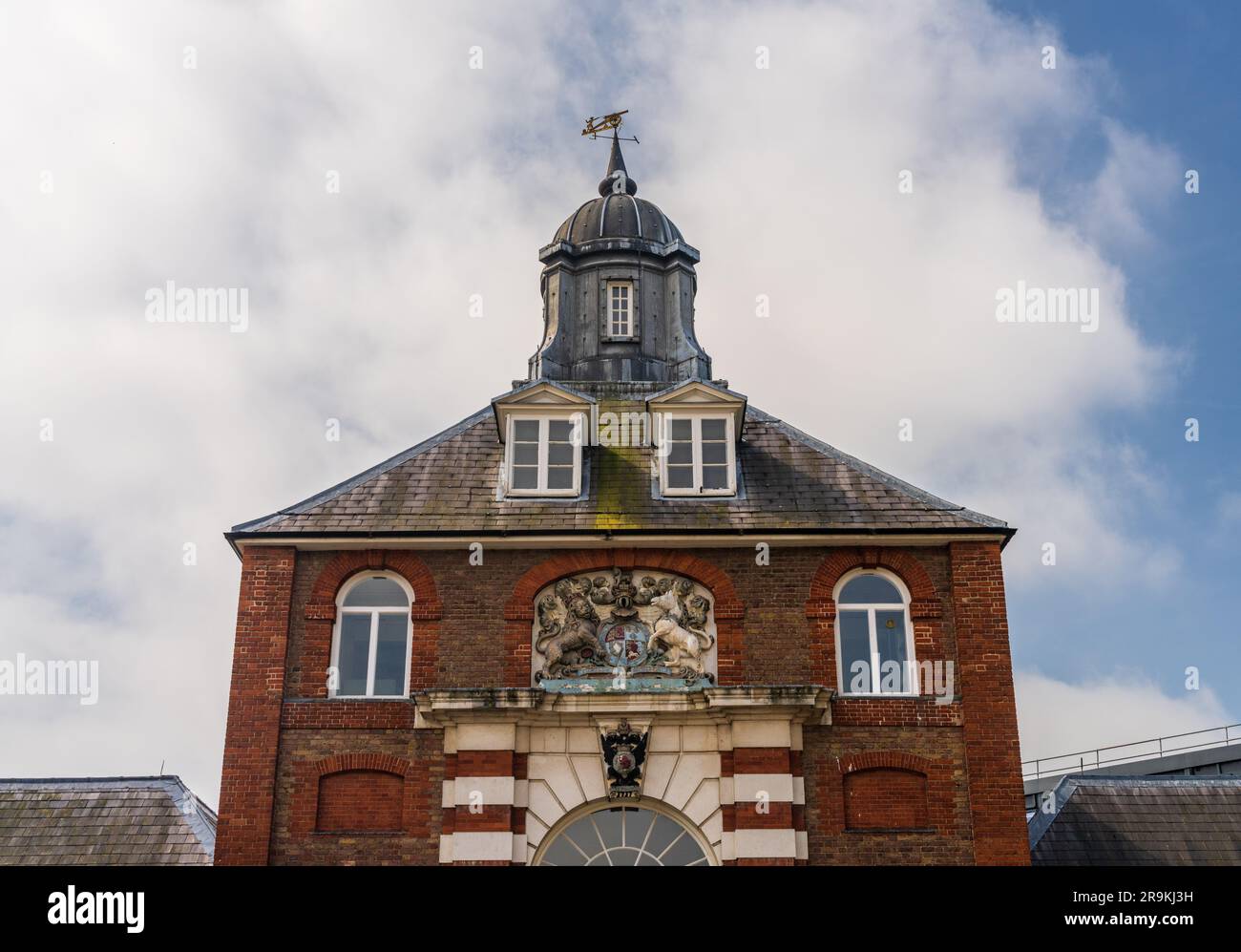 Dettaglio dello stemma sulla fonderia di ottone reale nello sviluppo del Royal Arsenal Riverside Foto Stock