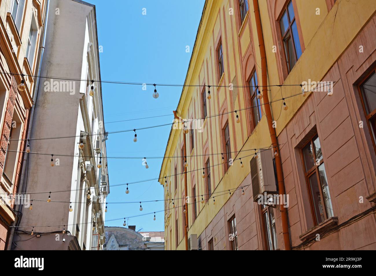 Un'installazione di lampadine di varie forme e dimensioni sopra Hotelny Lane a Chernivtsi, Ucraina Foto Stock