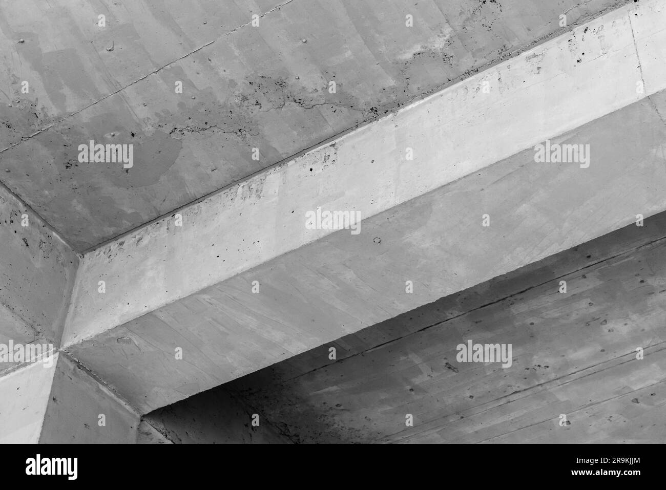 Sfondo interno astratto, costruzione di soffitti in calcestruzzo con travi Foto Stock