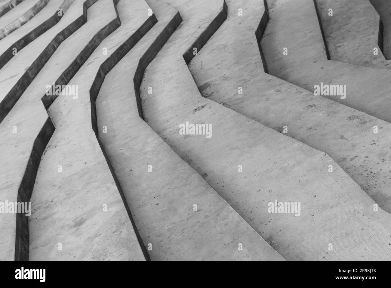 Scale grigie in cemento con forma geometrica, foto di sfondo con messa a fuoco selettiva. Architettura moderna astratta Foto Stock