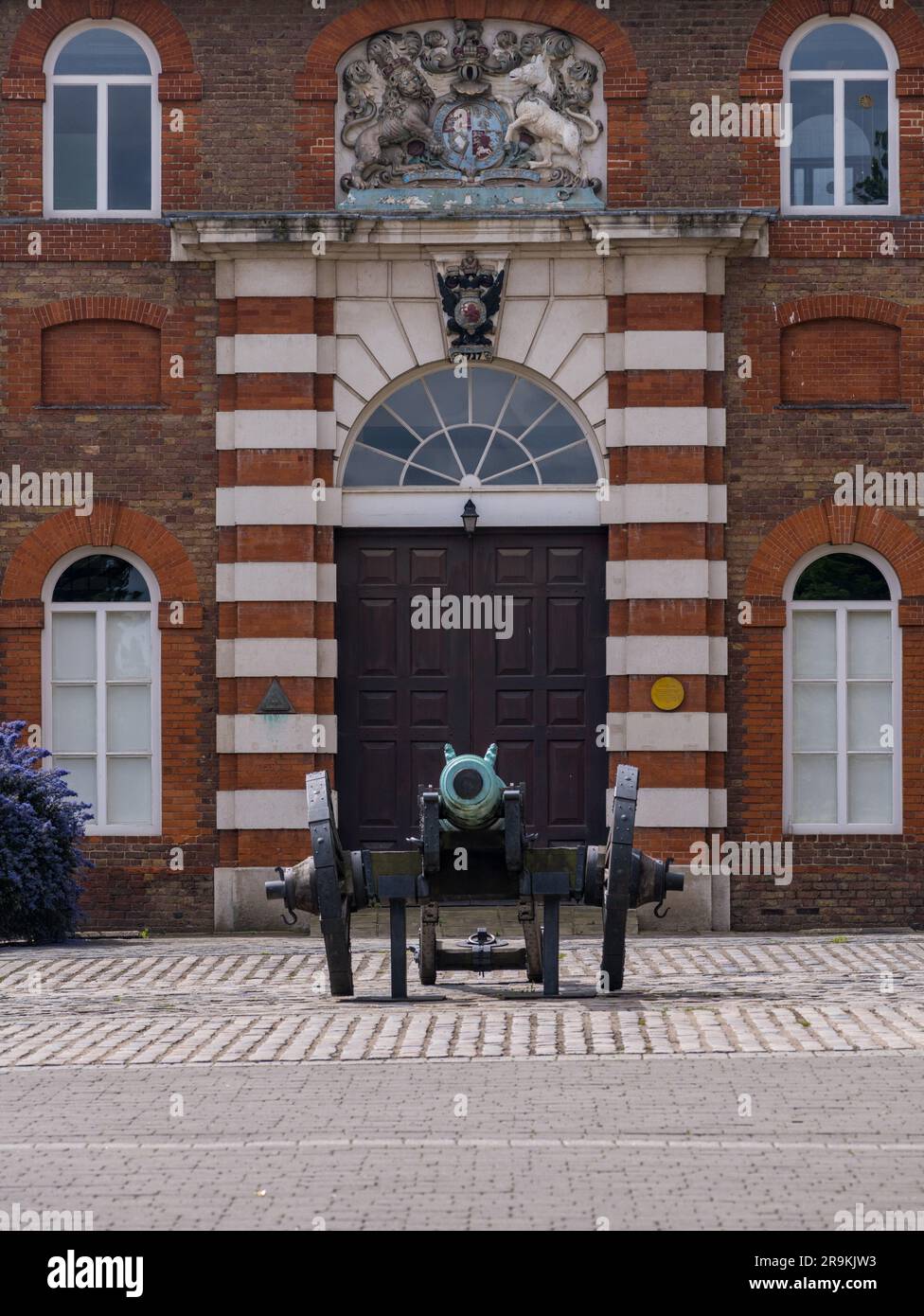 Cannone antico al di fuori della fonderia reale di ottone nello sviluppo Royal Arsenal Riverside Foto Stock
