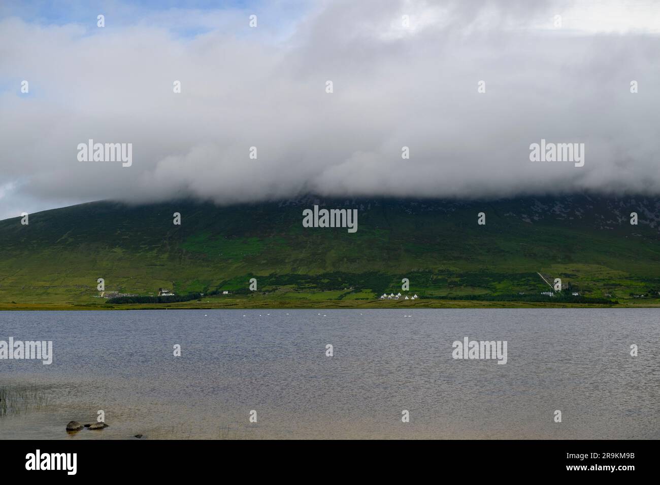 Paesaggio suggestivo con nuvole basse, Achill Island, County Mayo, Irlanda Foto Stock