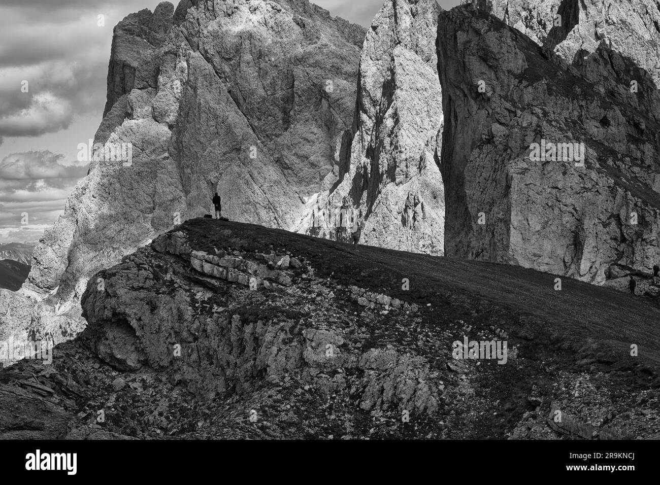 Seceda monocromatico con un uomo in piedi Foto Stock