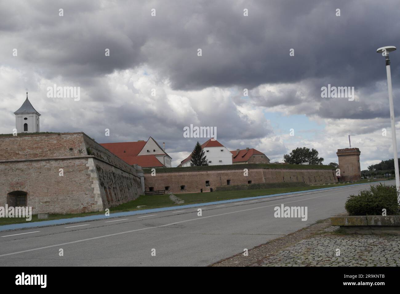 Osječka Tvrđa, l'antica città barocca - fortezza di Osijek del XVIII secolo, con vista sulla "porta d'acqua", Osijek, Croazia Foto Stock