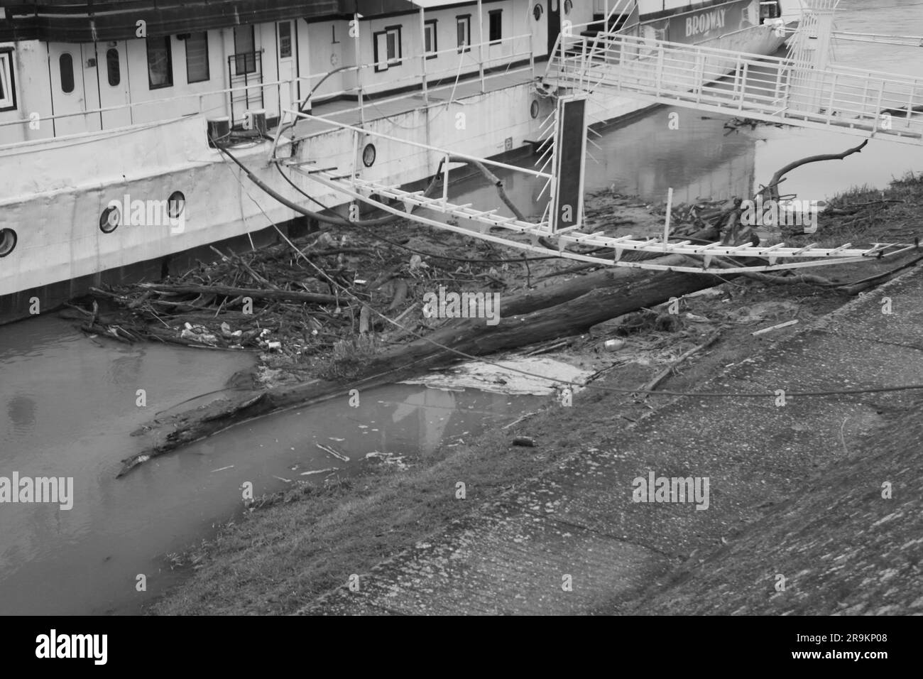 Inquinamento da plastica e deriva sul fiume Drava, Osijek, Croazia, 29 gennaio 2023 Foto Stock