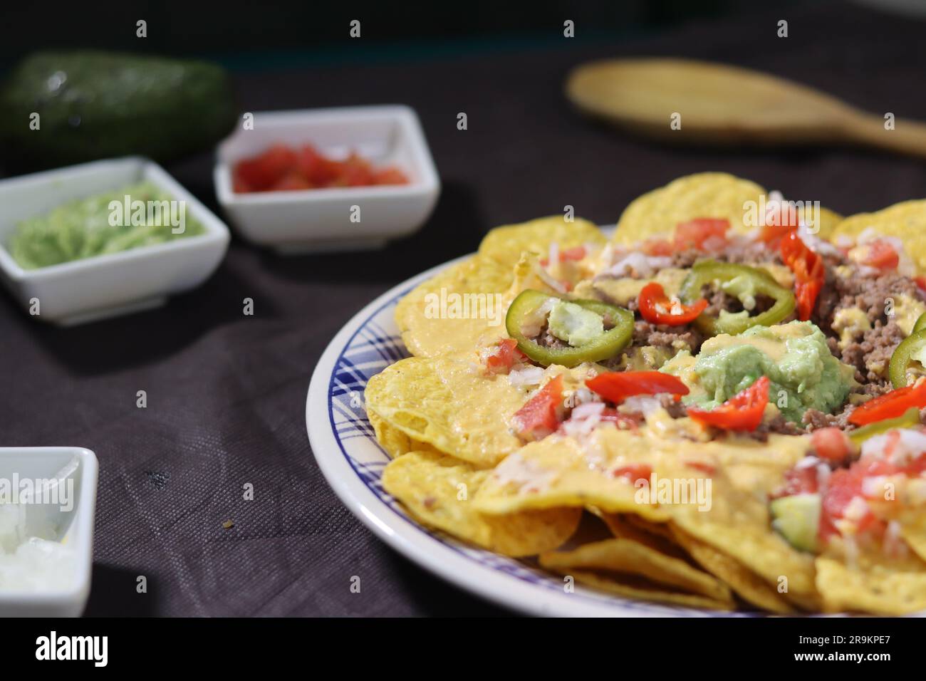 Emplatado de nachos con carne, ensalada, y pimiento Foto Stock