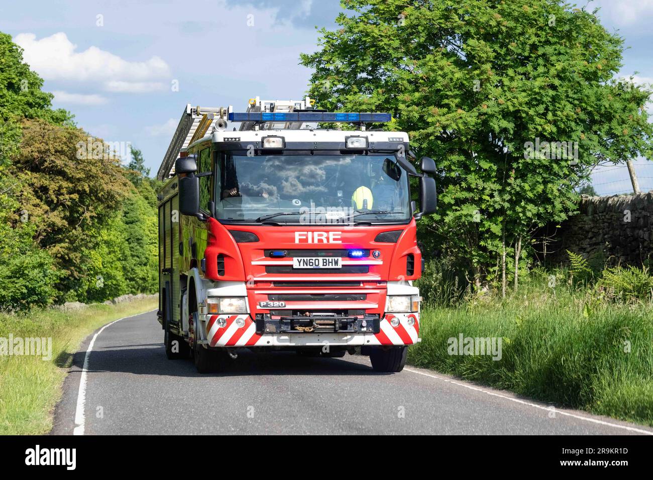 Motore antincendio South Yorkshire Fire and Rescue con luci blu lampeggianti - chiamata di emergenza per un incendio nei pressi di Langsett Reservoir, Sheffield, Yorkshire Foto Stock