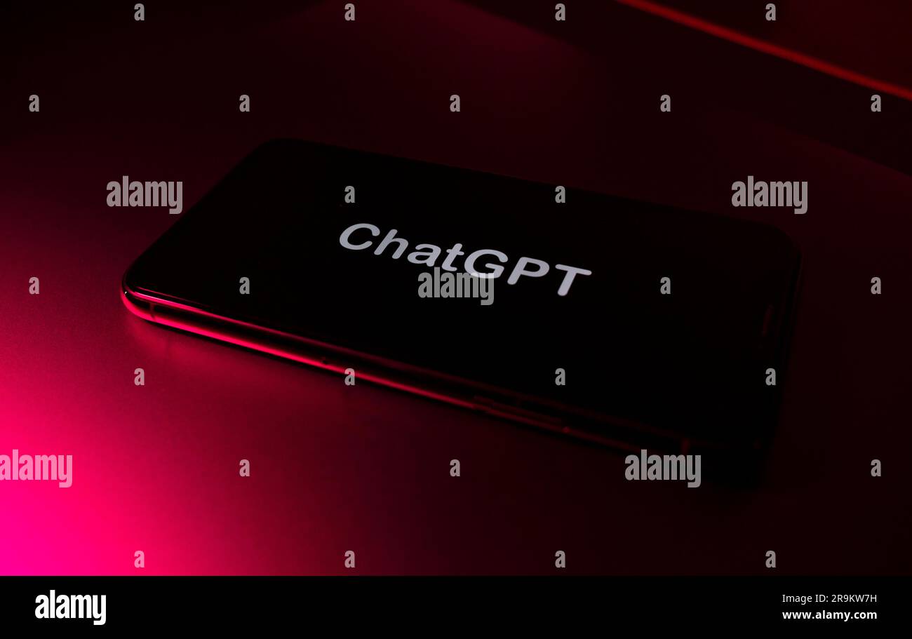 Azzorre, Portogallo - 21.01.2023: Smartphone con logo OpenAI con effetto di colore rosso. Foto Stock