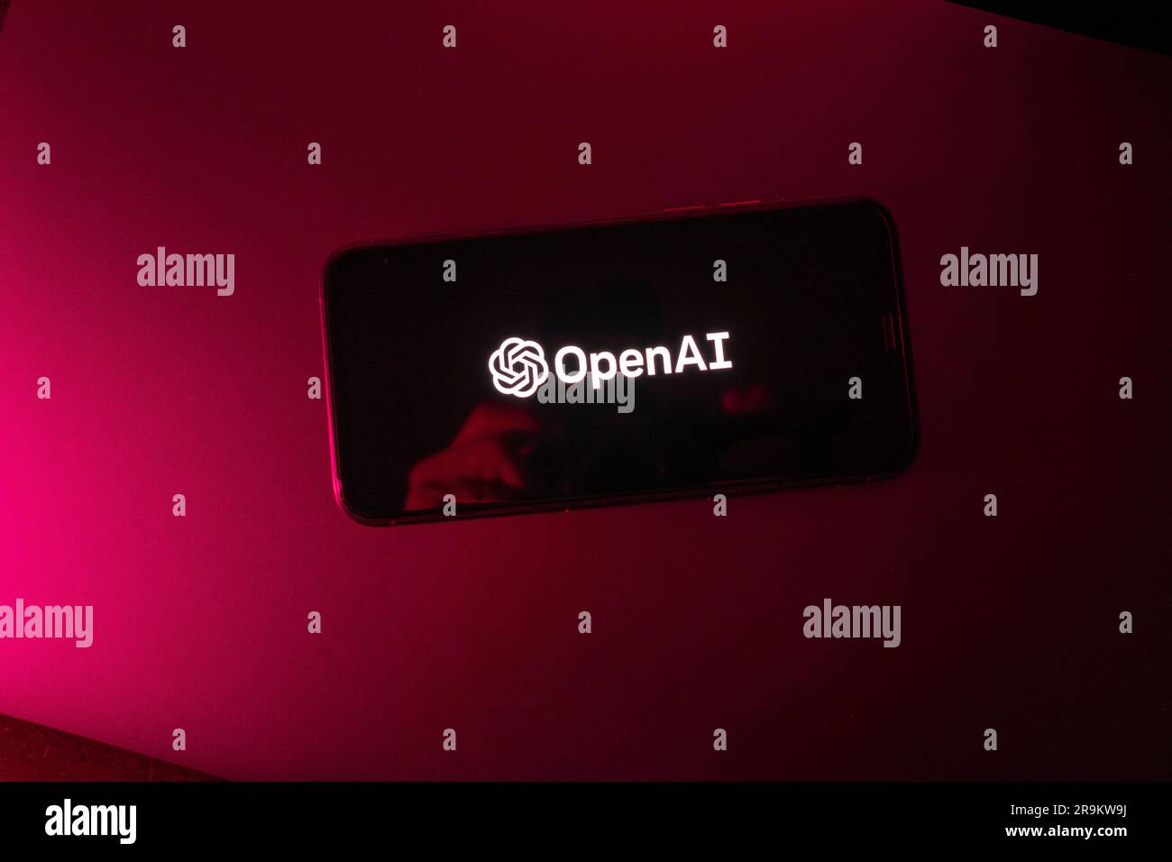 Azzorre, Portogallo - 21.01.2023: Smartphone con logo OpenAI con effetto di colore rosso. Foto Stock