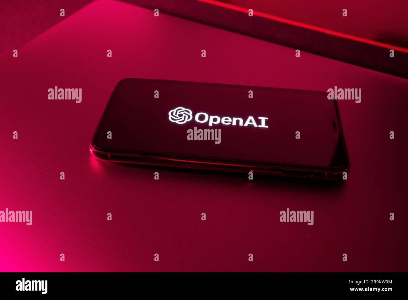 Azzorre, Portogallo - 21.01.2023: Smartphone con logo OpenAI con effetto di colore rosso. Foto Stock