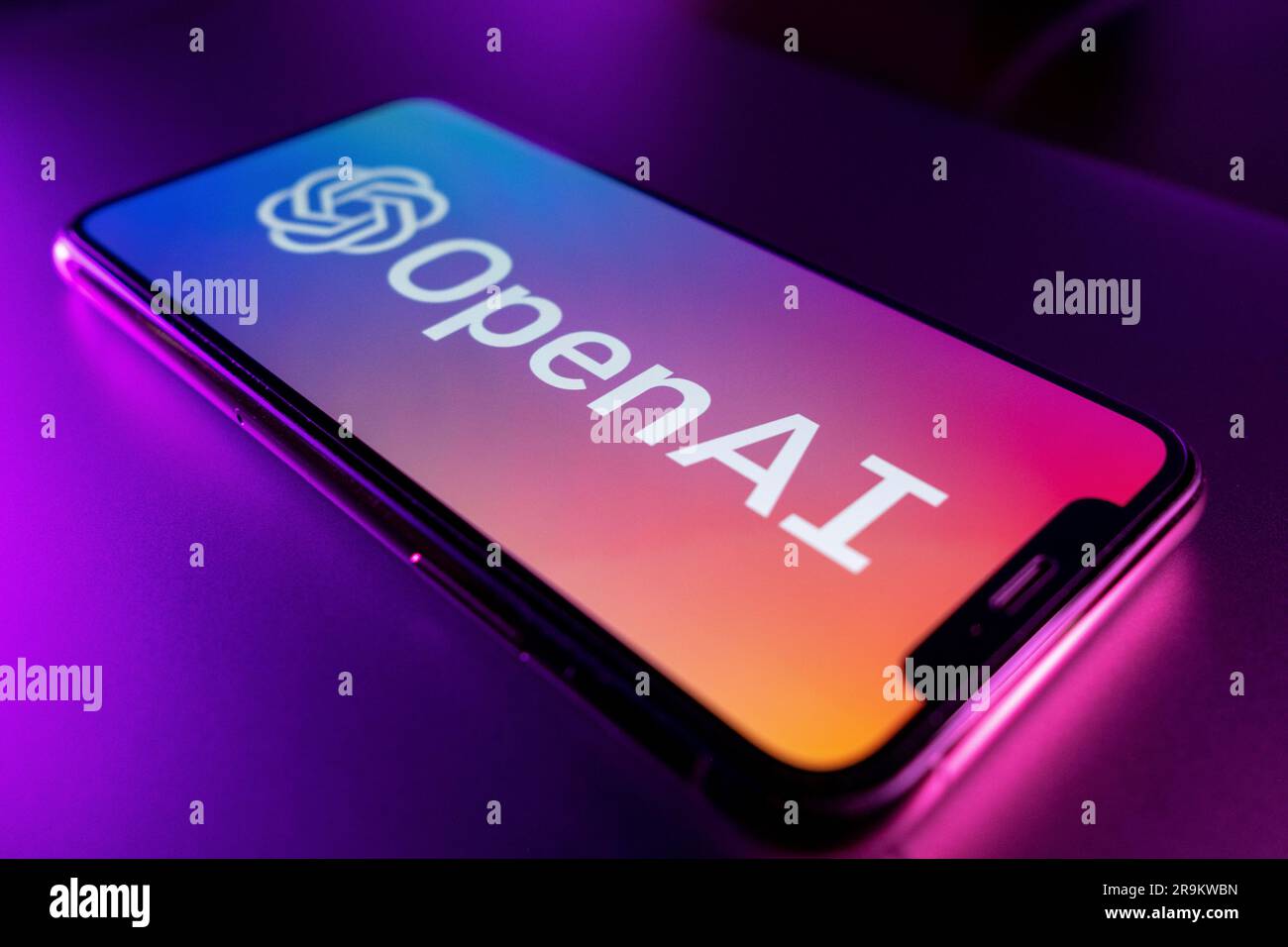 Azzorre, Portogallo - 21.01.2023: Smartphone con logo OpenAI con effetto colori di illuminazione. Foto Stock