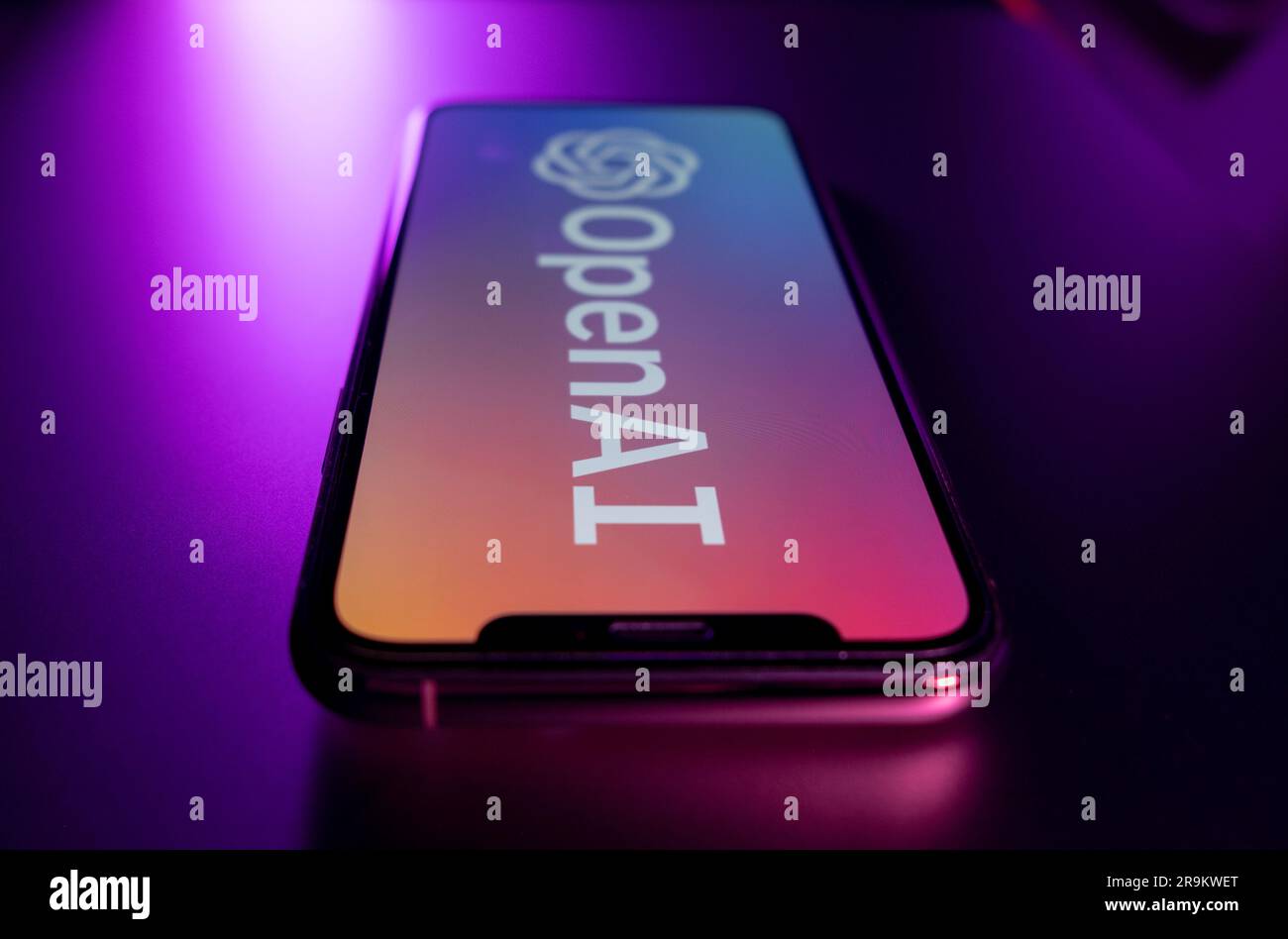 Azzorre, Portogallo - 21.01.2023: Smartphone con logo OpenAI con effetto colori di illuminazione. Foto Stock