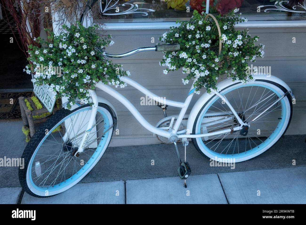 Old Bike dal negozio di fiori. Foto Stock