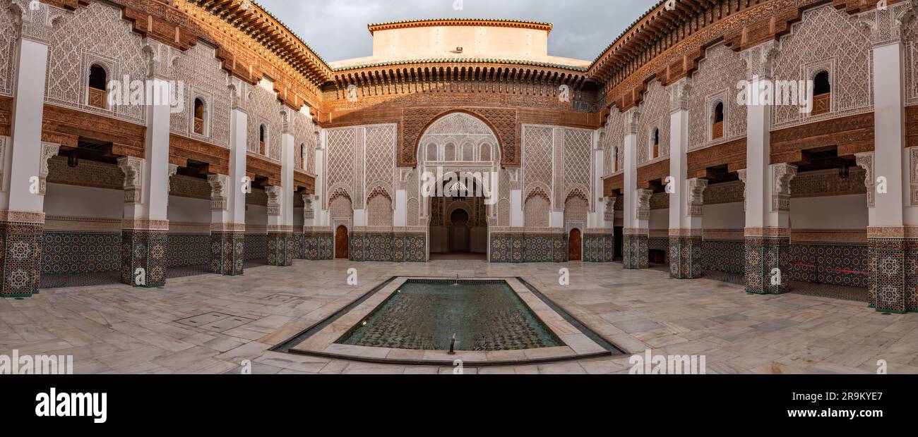 MARRAKECH, MAROCCO - 18 APRILE 2023 - la famosa Medersa Ben Youssef nella medina di Marrakech Foto Stock