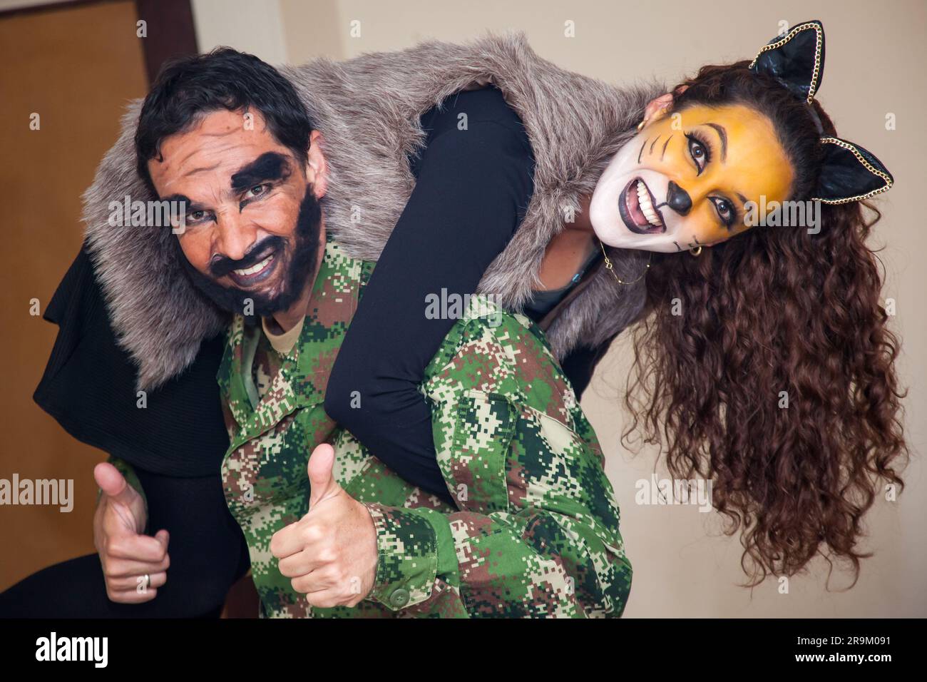 La vera famiglia si diverte mentre usi i costumi della storia del  cappellino rosso di Halloween Foto stock - Alamy