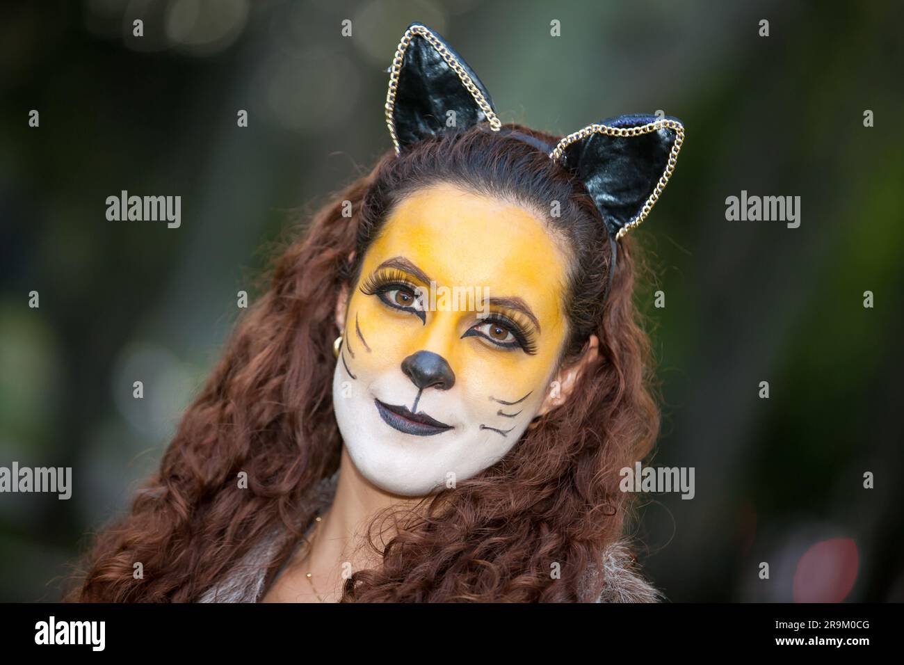 Bambina in costume da nonna. La vera famiglia si diverte mentre usi i  costumi della storia del cappellino rosso di Halloween Foto stock - Alamy